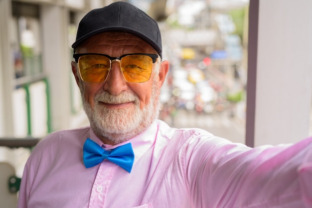 Knappe senior toeristische man verkennen van de stad Bangkok, Thailandia