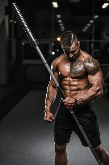 Knappe sterke bodybuilder atletische mannen oppompen van spieren met halters