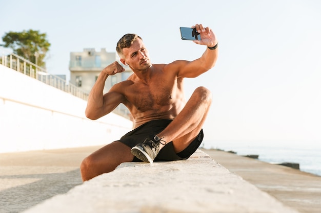 Knappe sterke volwassen sportman selfie te nemen