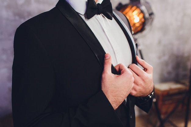 Foto knappe stijlvolle man in elegant zwart pak.
