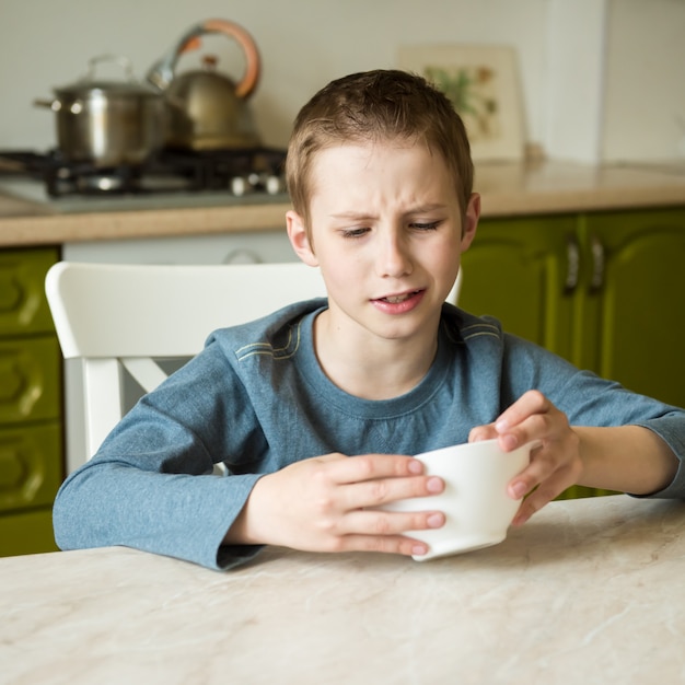 Knappe tienerjongen wil niet eten