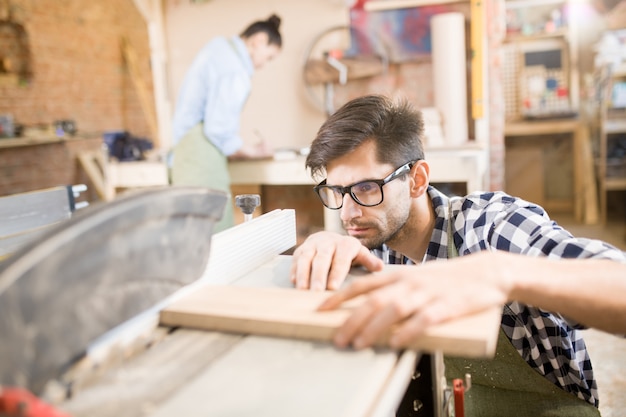 Knappe timmerman maken van meubels