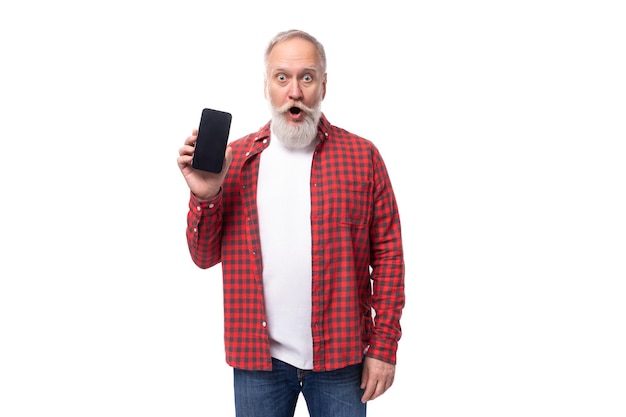 Knappe volwassen man van middelbare leeftijd in stijlvol shirt met telefoon