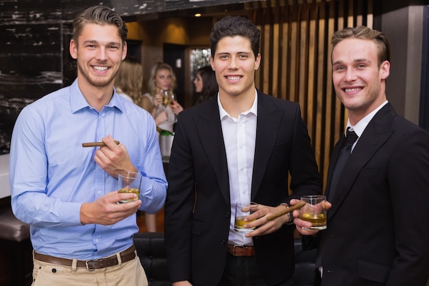 Knappe vrienden samen een drankje