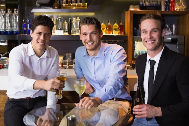 Knappe vrienden samen een drankje