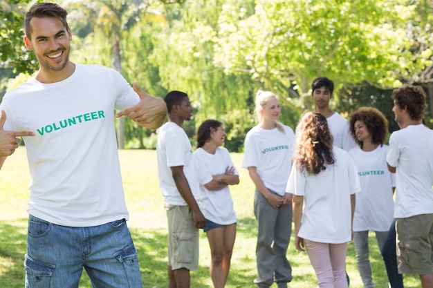 Knappe vrijwilliger die op t-shirt richt