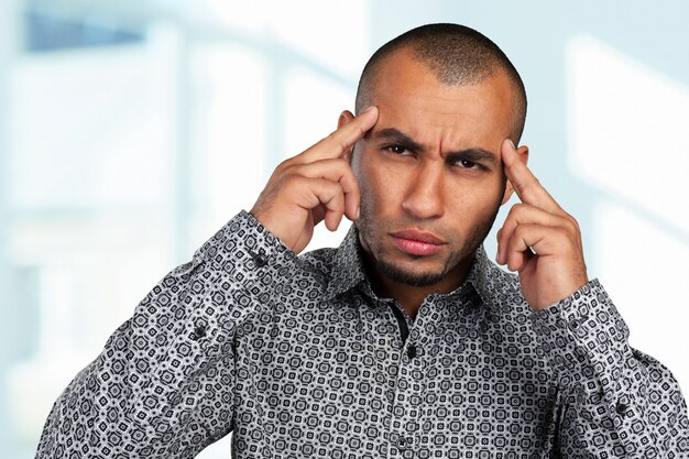 Knappe zaken man met een depressieve expressie