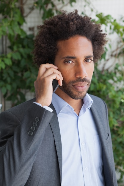 Knappe zakenman aan de telefoon