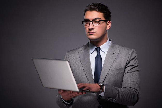 Knappe zakenman die aan laptop computer werkt