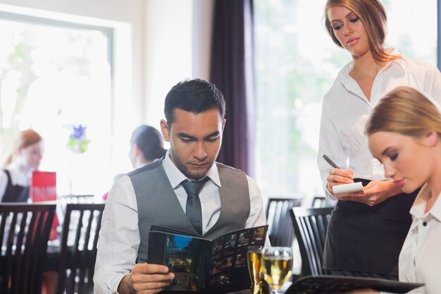 Knappe zakenman die het menu leest