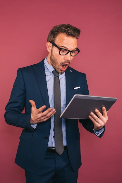 Knappe zakenman die in een tablet werkt