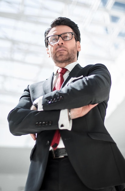 Foto knappe zakenman die zijn horloge bekijkt