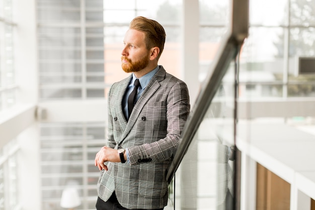 Knappe zakenman die zijn horloge bekijkt