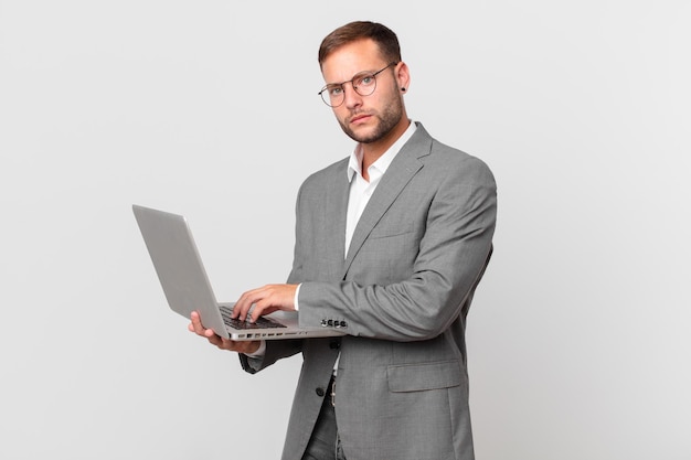 Knappe zakenman met een laptop