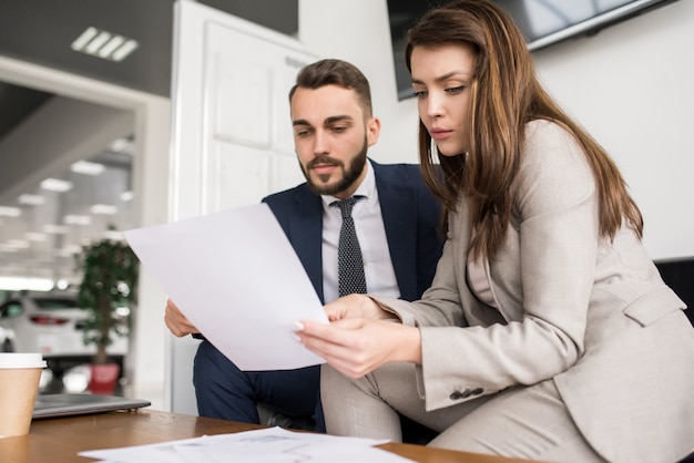 Knappe zakenman werken met collega in vergadering