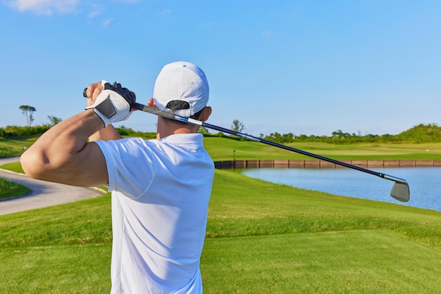 Knappe zelfverzekerde mannelijke golfer