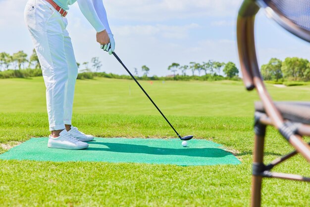 Knappe zelfverzekerde mannelijke golfer