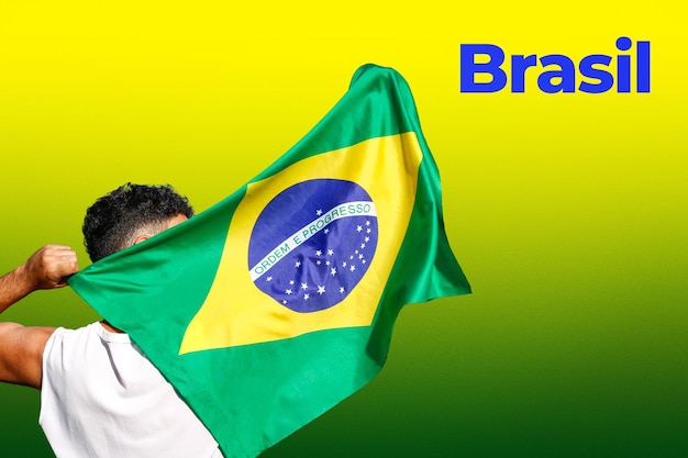 Knappe zwarte jongeman Braziliaanse speler die de vlag van Brazilië vasthoudt op filmische achtergrond