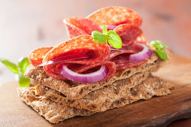 Knapperig brood met salami en rode ui