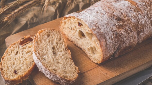 Knapperig Ciabatta-brood klaar om te eten. Vers Ciabatta-brood op houten scherpe raad. Gestemde foto