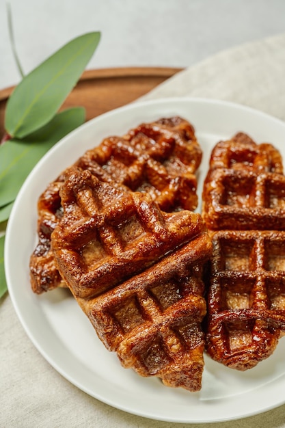 Knapperig en zoet heerlijk wafelvoedsel geserveerd op een wit bord