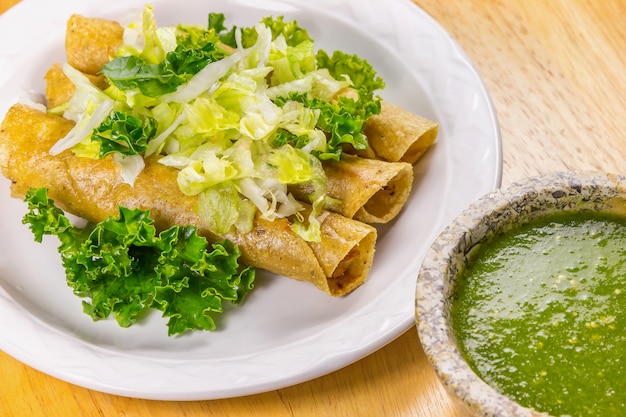 Knapperig Fried Tacos met sla en salsa, Mexicaans voedsel