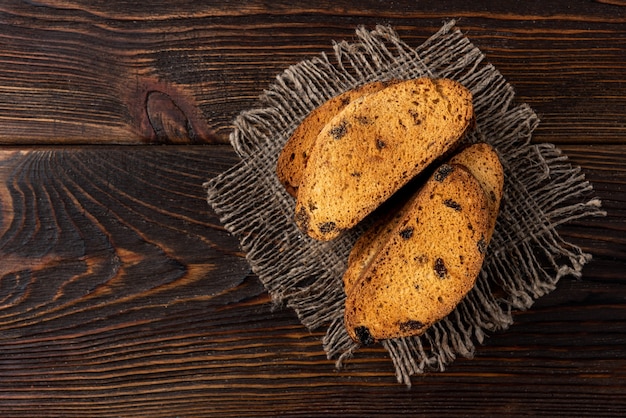 Knapperig koekje op tafel