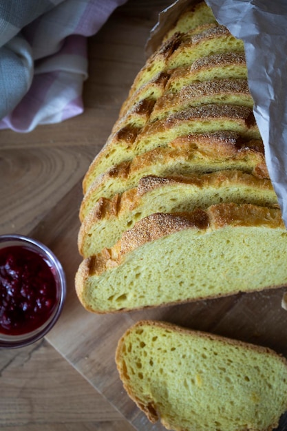 Knapperig maisbrood. Maïsbrood sneetjes klaar om te eten