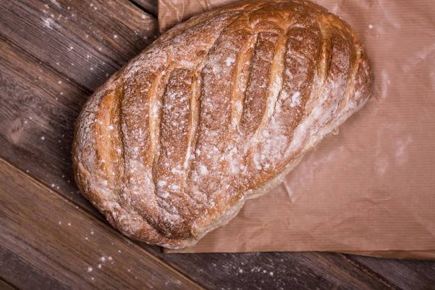 Knapperig wit brood op een breadboard