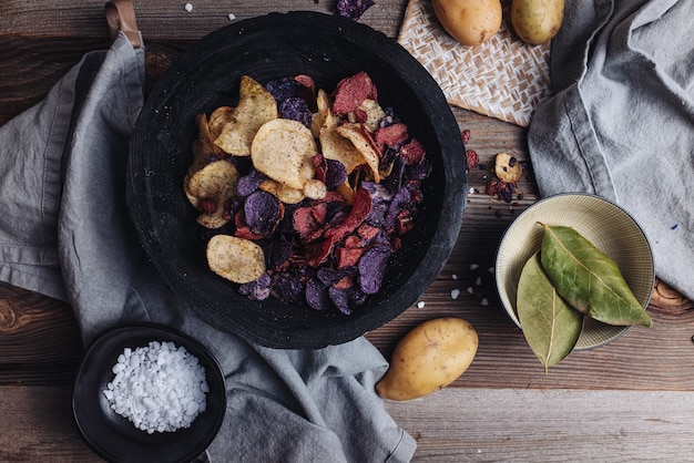 Knapperige aardappelchips in diverse kleuren