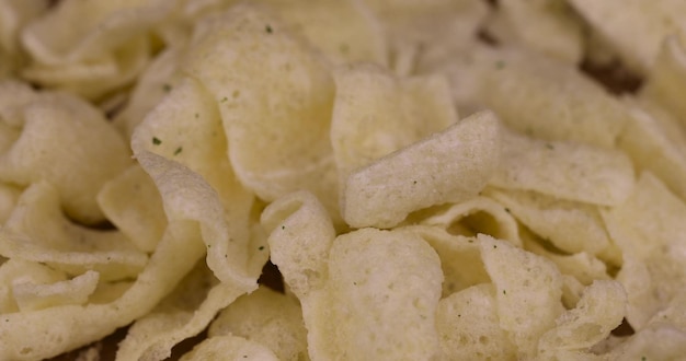 knapperige aardappelchips met specerijen op tafel