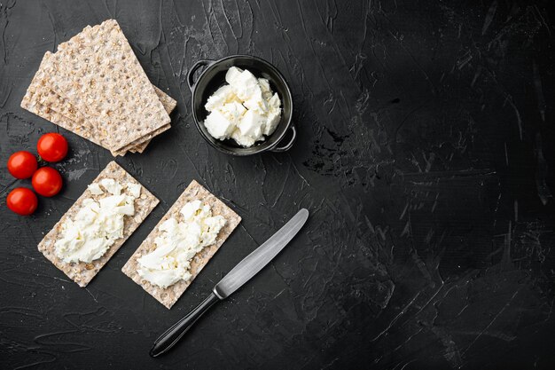 Knapperige broden met boterstel, op zwarte donkere stenen tafel