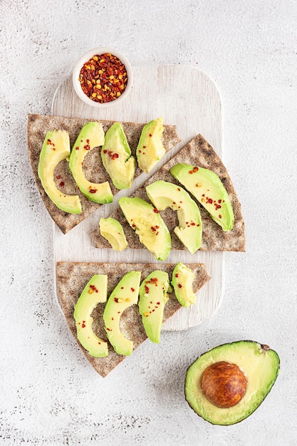 Knapperige broodjes roggebrood met plakjes avocado