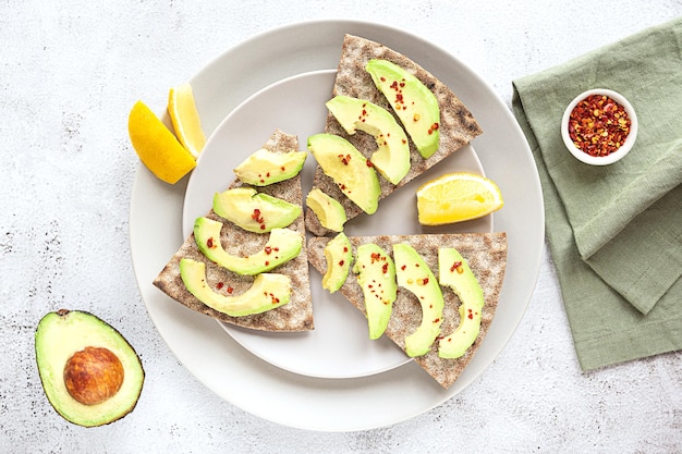 Knapperige broodjes roggebrood met plakjes avocado