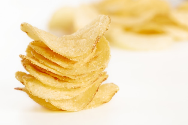 Knapperige chips die op witte achtergrond worden geïsoleerd
