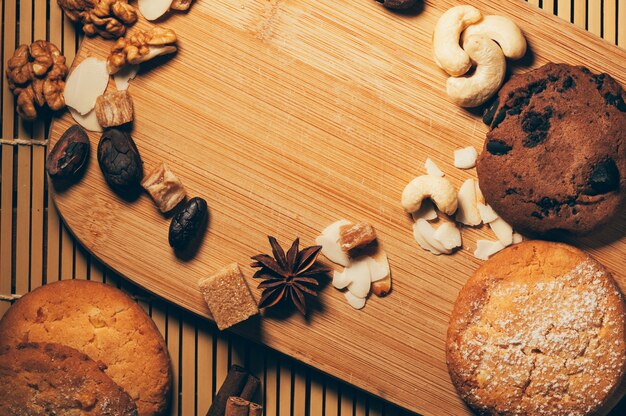 Knapperige chocoladekoekjes met noten, cacao chips en kruiden op snijplank