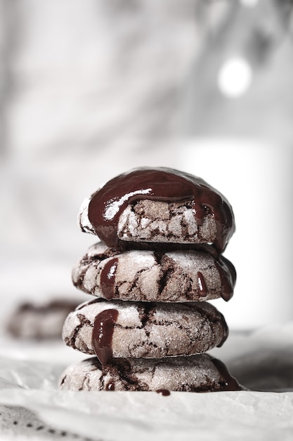 Foto knapperige chocoladeschilferkoekjes op houten achtergrond in vintage stijl.