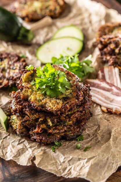 Knapperige courgettepannekoeken met baconpeterseliekruiden en andere ingrediënten.