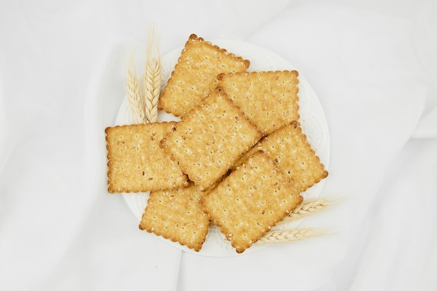 Knapperige cracker volgens recept zoete koekjes op een broodje achtergrond