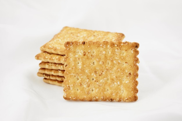 Knapperige cracker volgens recept Zoete koekjes op een broodje achtergrond