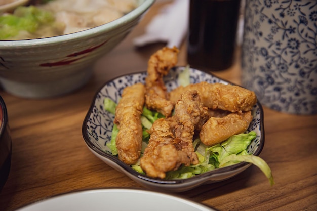 Knapperige en heerlijke Chinese traditionele gebakken varkensvlees snack geserveerd in een restaurant