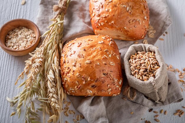 Knapperige en verse haverbroodjes met korenaren