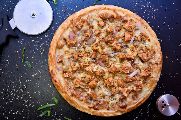 Knapperige gemengde pizza van bovenaf met olijven, kip, paprika en uien