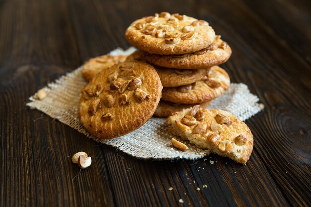 Knapperige koekjes met pinda's op houten tafel