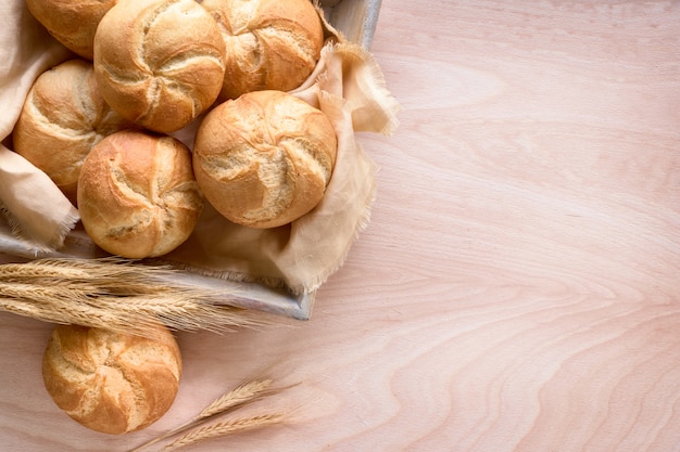 Knapperige ronde broodjes, bekend als Kaiser- of Wenen-broodjes op linnen handdoek