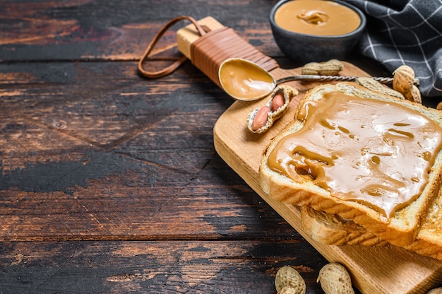 Knapperige toast met pindakaas bij het ontbijt