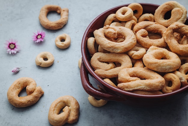 Knapperige traditionele taralli-snacks uit de regio Puglia in Italië