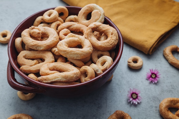 Knapperige traditionele taralli-snacks uit de regio Puglia in Italië