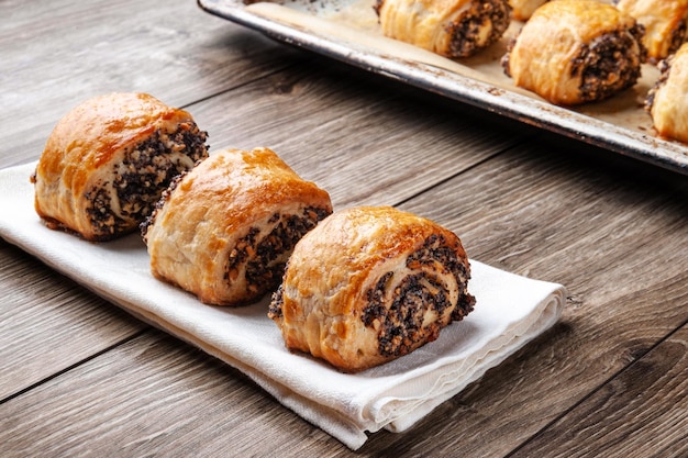 Knapperige versgebakken koekjes met maanzaad op een houten ondergrond