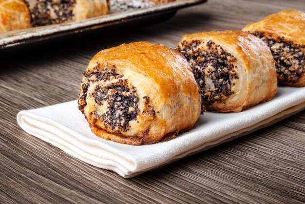 Knapperige versgebakken koekjes met maanzaad op een houten ondergrond